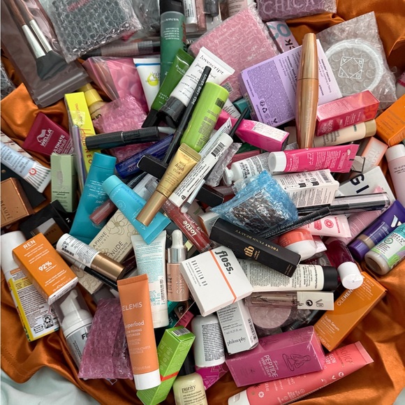 Mystery Boxes 10 Makeup, skincare, hair, nail, etc deluxe samples & full size - Picture 6 of 17